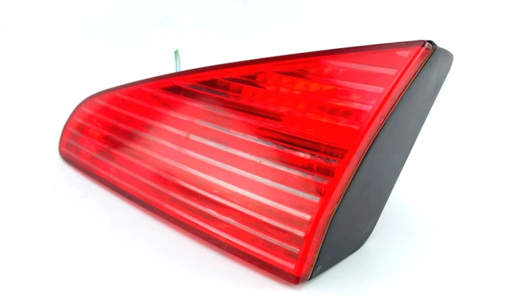 LAMPA PRAWY TYŁ W KLAPE PEUGEOT 607 (1999-2004)