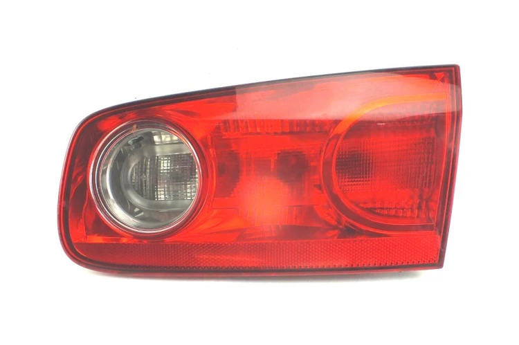 LAMPA PRAWY TYŁ W KLAPE RENAULT LAGUNA II LIFT (2005-2007)