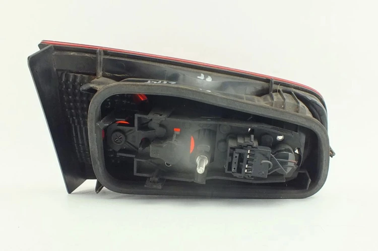 LAMPA PRAWY TYŁ W KLAPE RENAULT LAGUNA II LIFT (2005-2007)