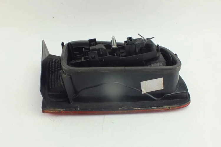 LAMPA PRAWY TYŁ W KLAPE RENAULT LAGUNA II LIFT (2005-2007)