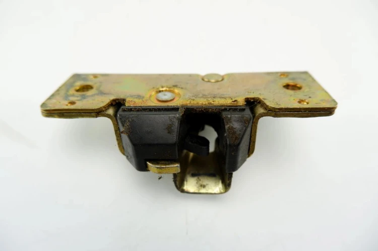 ZAMEK KLAPY BAGAŻNIKA OPEL TIGRA 1.6 16V 90387848
