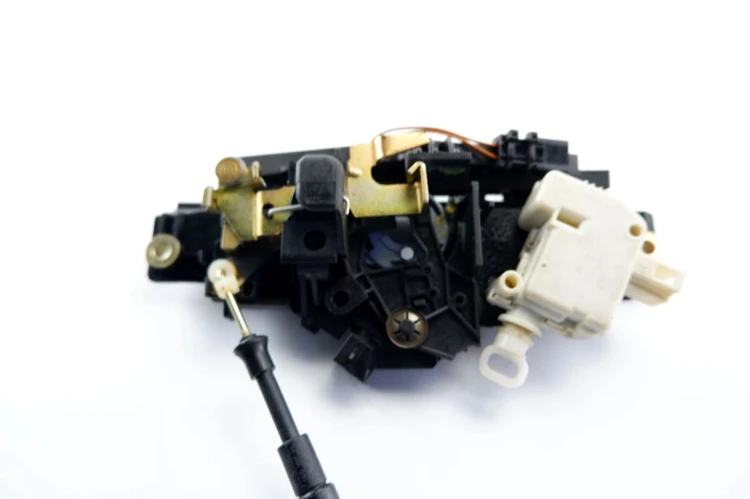 ZAMEK KLAPY BAGAŻNIKA AUDI A6 C5 2.4 V6 8D9827565C