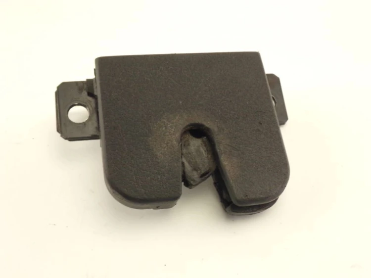 ZAMEK KLAPY BAGAŻNIKA VOLKSWAGEN PASSAT B5 1.9TDI 3B9827505