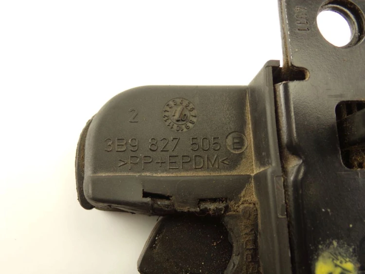 ZAMEK KLAPY BAGAŻNIKA VOLKSWAGEN PASSAT B5 1.9TDI 3B9827505