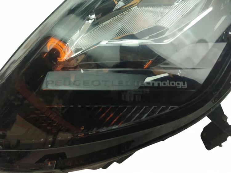 LAMPA PRAWY PRZÓD PEUGEOT 2008 II (2019-2023) 1.2 PureTech 100KM 9833036080
