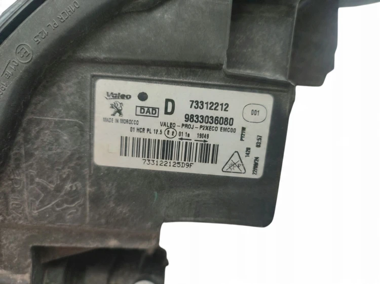 LAMPA PRAWY PRZÓD PEUGEOT 2008 II (2019-2023) 1.2 PureTech 100KM 9833036080