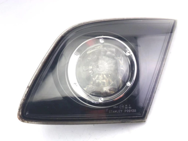 LAMPA PRAWY TYŁ W KLAPE MAZDA 3 I (2003-2009) STANLEY P2913