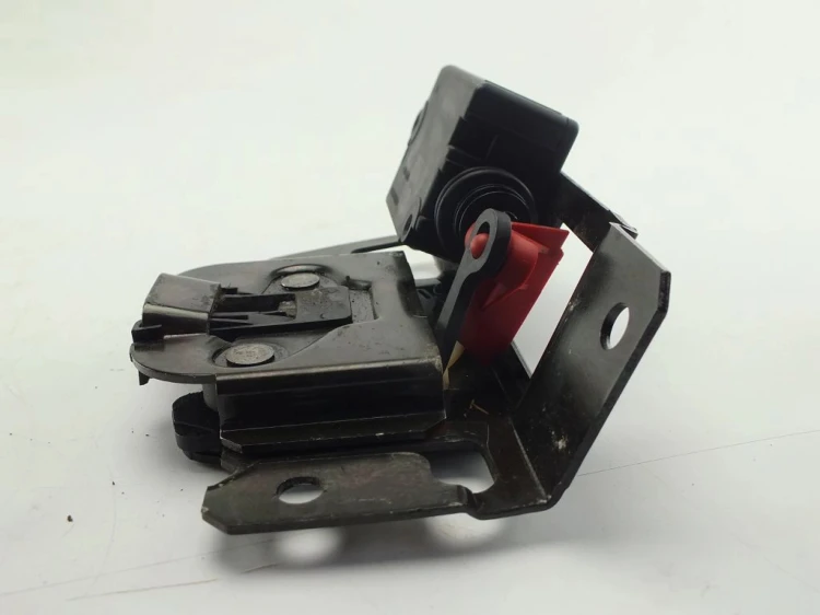 ZAMEK KLAPY BAGAŻNIKA BMW E46 2.0 D 8229176