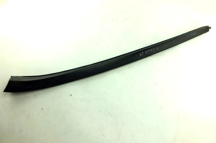 LISTWA SZYBY CZOŁOWEJ LEWA OPEL ASTRA J (2009-2012)