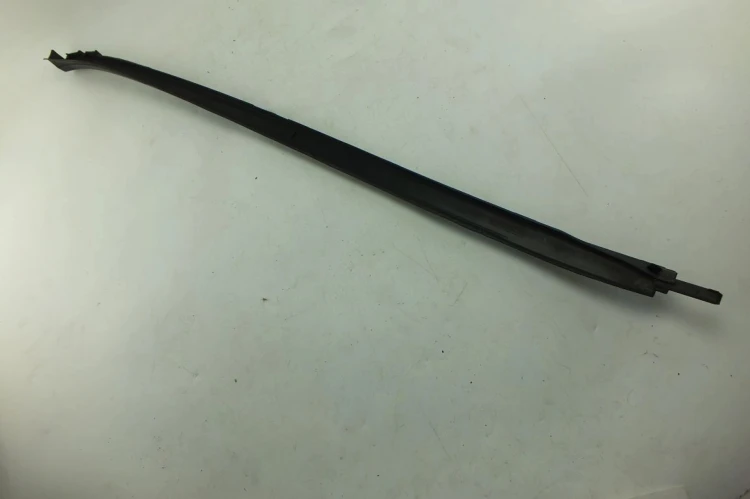 LISTWA SZYBY CZOŁOWEJ LEWA OPEL ASTRA J (2009-2012)