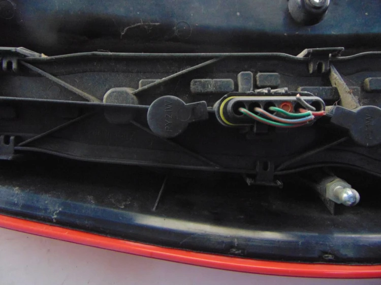 LAMPA PRAWY TYŁ MITSUBISHI COLT Z30 (2004-2012) 1.5 DID