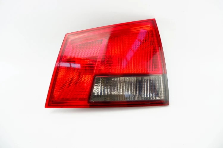 LAMPA PRAWY TYŁ W KLAPE OPEL VECTRA C LIFT (2005-2008) 1.9 CDTI 150KM 24469