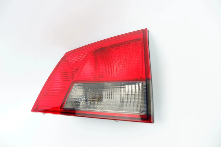 LAMPA PRAWY TYŁ W KLAPE OPEL VECTRA C LIFT (2005-2008) 1.9 CDTI 150KM 24469