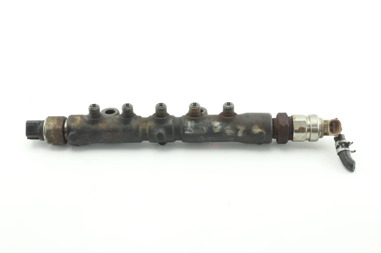 LISTWA WTRYSKOWA TOYOTA AVENSIS T25