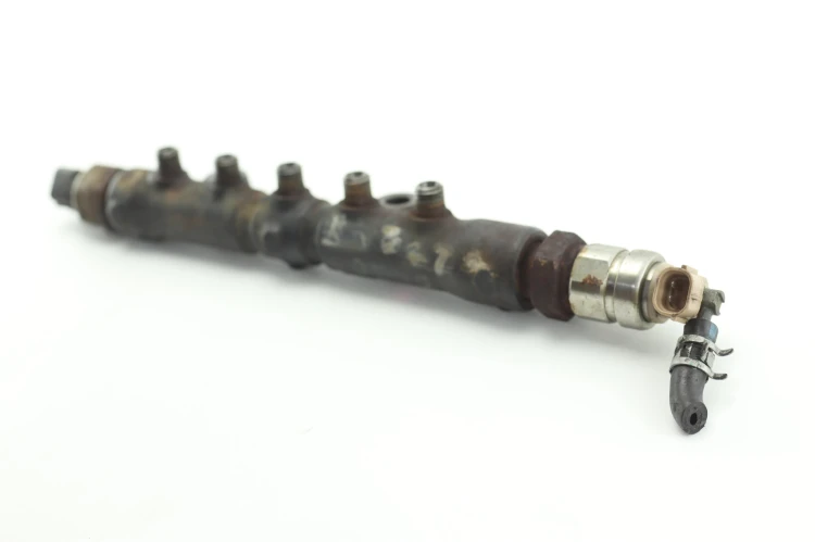LISTWA WTRYSKOWA TOYOTA AVENSIS T25