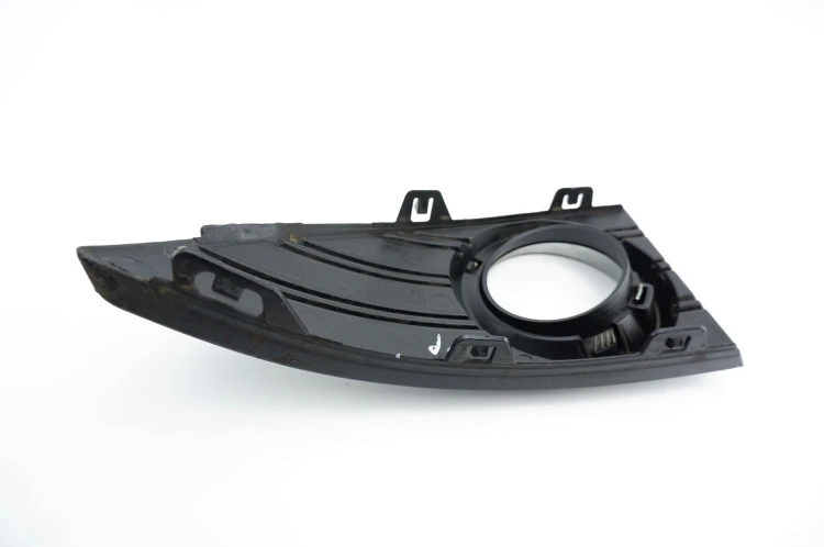 KRATKA ZDERZAKA HALOGENU PRAWA RENAULT FLUENCE 1.6 16V 261A50002R