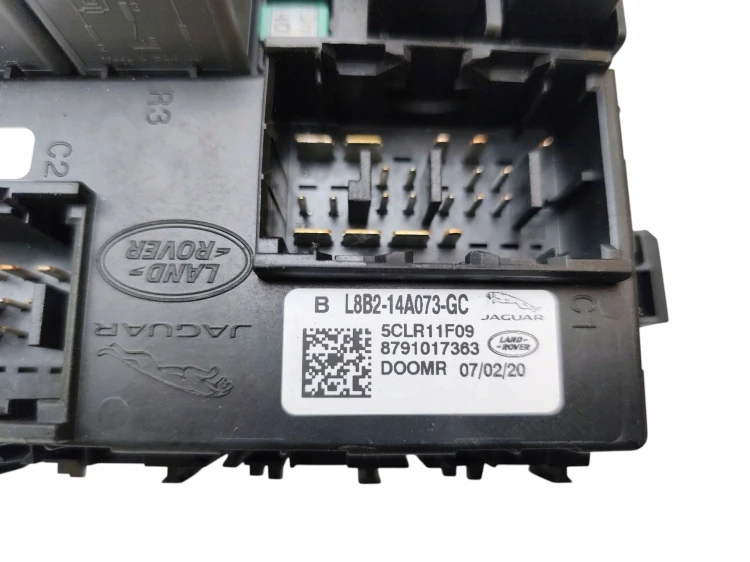 SKRZYNKA BEZPIECZNIKÓW LAND ROVER DEFENDER II L663 (2019-) 2.0 SD4 241KM L8