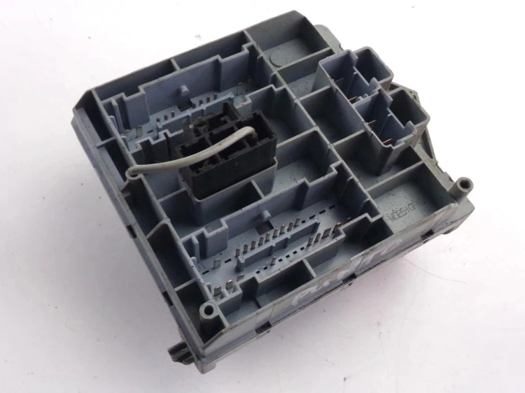 SKRZYNKA BEZPIECZNIKÓW FIAT PUNTO II 1.2 8V 46778440