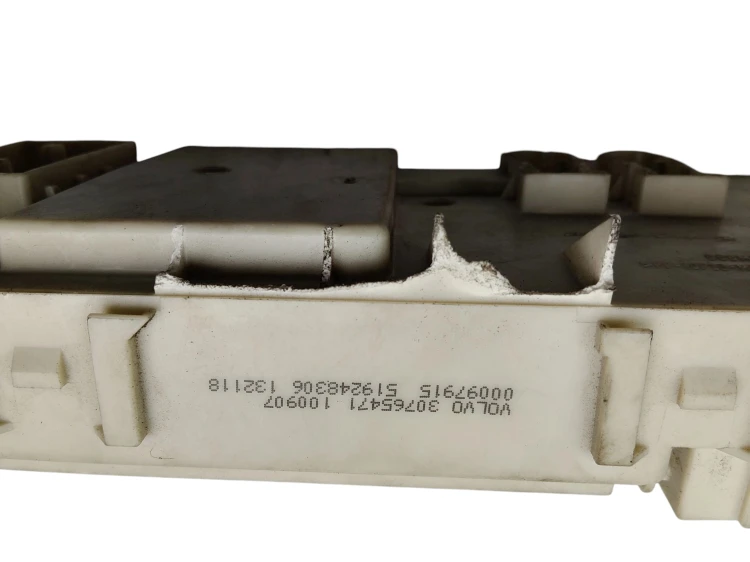 SKRZYNKA BEZPIECZNIKÓW BSI VOLVO V50 LIFT (2007-2012) 2.0 D 136KM 30765471