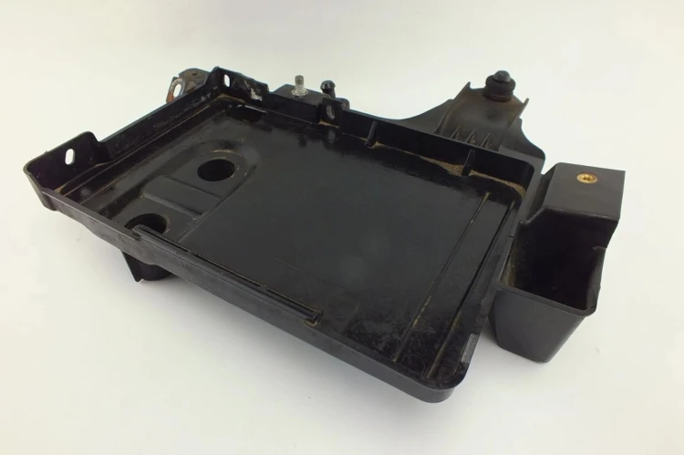 PODSTAWA AKUMULATORA MITSUBISHI COLT Z30 LIFT (2008-2012) 1.1 75km 8201A084
