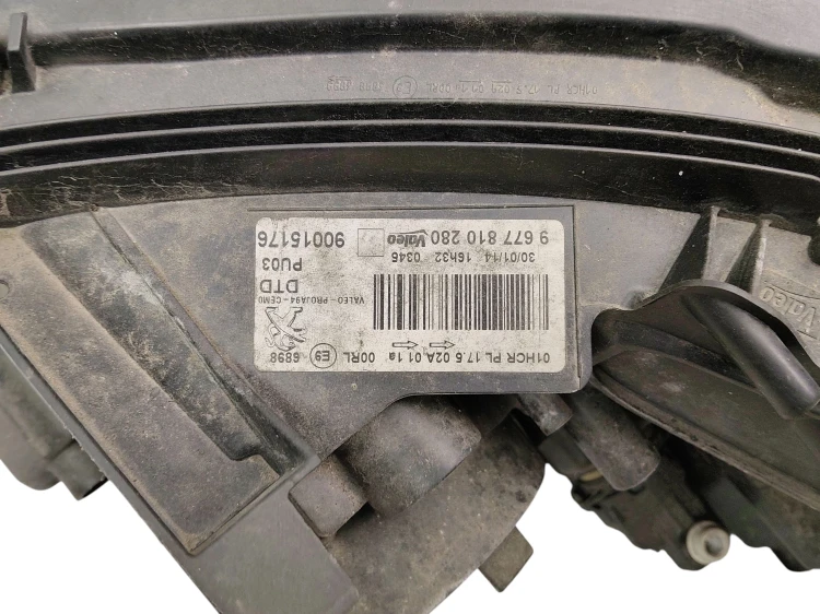 LAMPA PRAWY PRZÓD PEUGEOT 2008 I (2013-2016) 1.6 VTI 120KM 9677810280