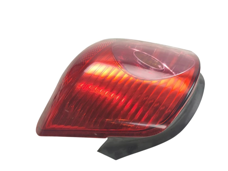 LAMPA PRAWY TYŁ TOYOTA AVENSIS T25 (2003-2006) 1.6 16V 110KM 89028758