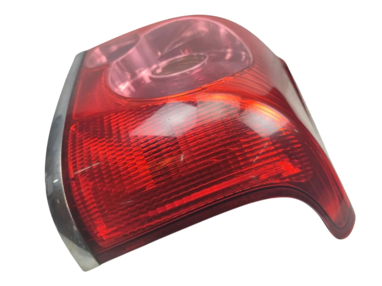 LAMPA PRAWY TYŁ TOYOTA AVENSIS T25 (2003-2006) 1.6 16V 110KM 89028758