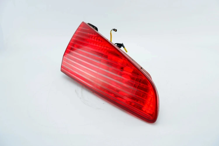 LAMPA LEWY TYŁ W KLAPE PEUGEOT 607 (1999-2004) 2.0 16V