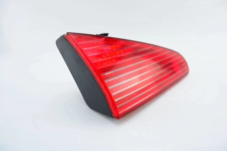 LAMPA LEWY TYŁ W KLAPE PEUGEOT 607 (1999-2004) 2.0 16V