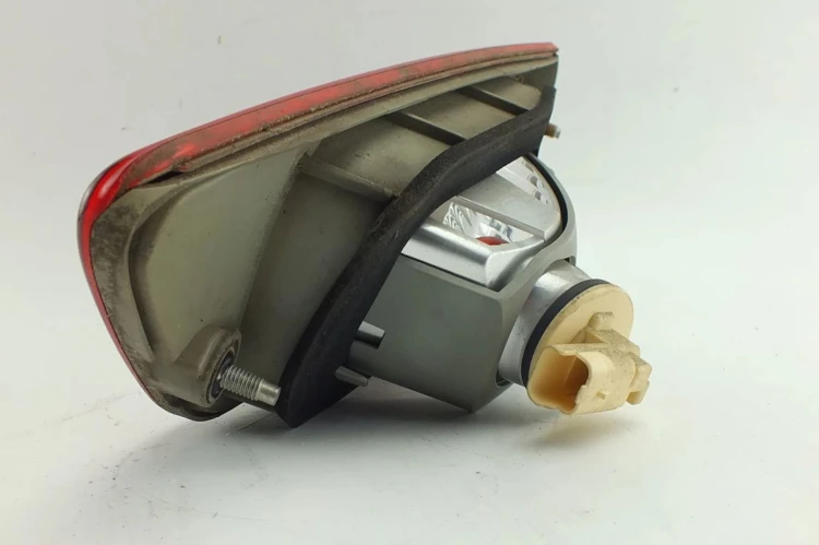 LAMPA LEWY TYŁ W KLAPE MITSUBISHI COLT CZC (2006-2009) 1.5