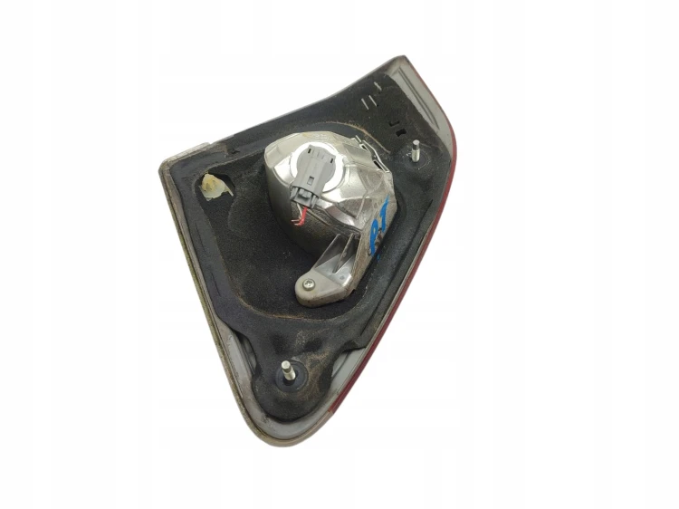 LAMPA PRAWY TYŁ W KLAPE TOYOTA COROLLA E15 LIFT (2010-2014) 1.6 VALVEMATIC