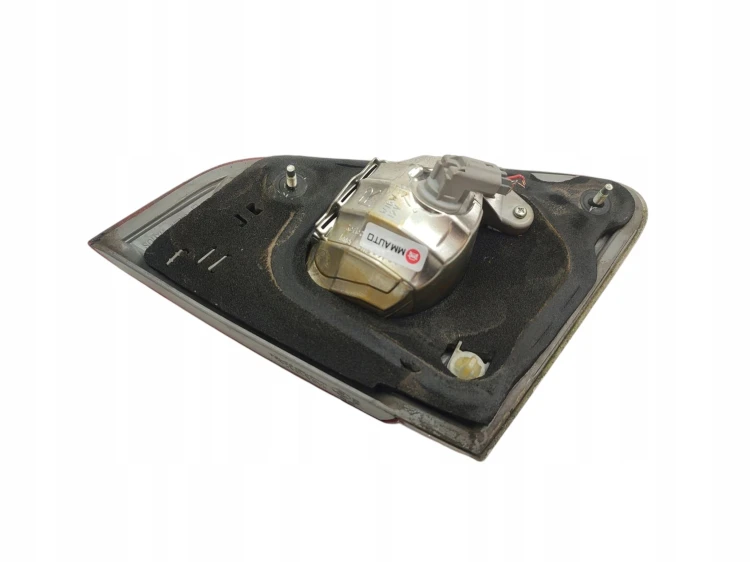 LAMPA PRAWY TYŁ W KLAPE TOYOTA COROLLA E15 LIFT (2010-2014) 1.6 VALVEMATIC