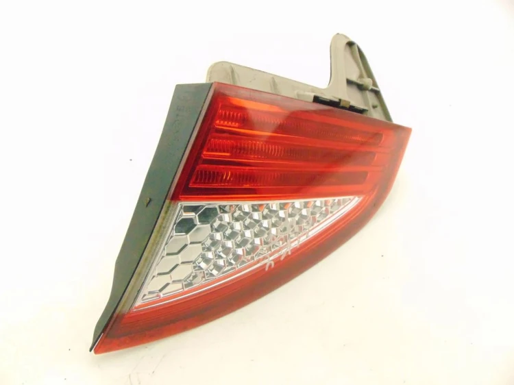 LAMPA PRAWY TYŁ W KLAPE FORD MONDEO MK4 (2007-2014)