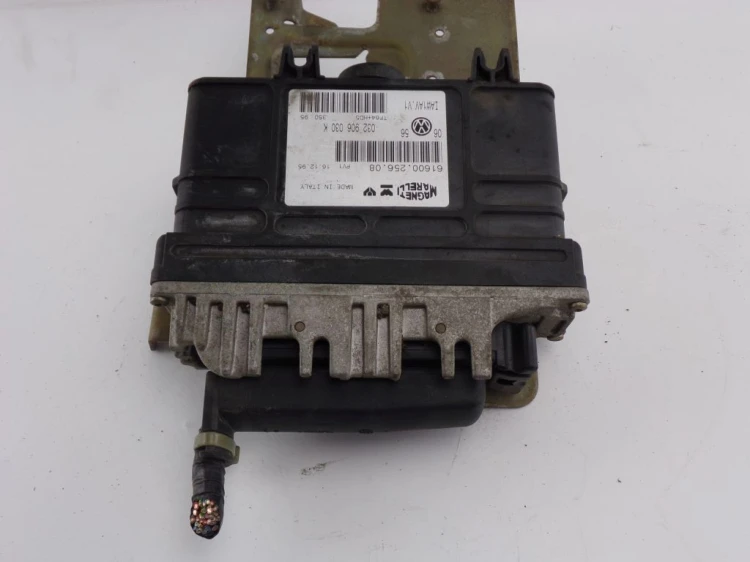 KOMPUTER STEROWNIK SILNIKA VOLKSWAGEN GOLF III 1.6 032906030K