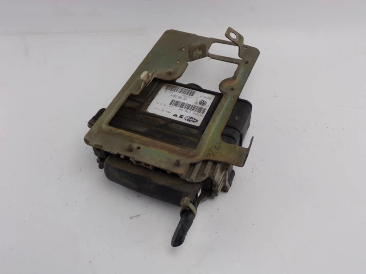 KOMPUTER STEROWNIK SILNIKA VOLKSWAGEN GOLF III 1.6 032906030K