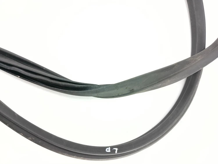 USZCZELKA DRZWI LEWY PRZÓD BMW 2 F44 GRAN COUPE (2019-) 1.5 T 140KM 7483095