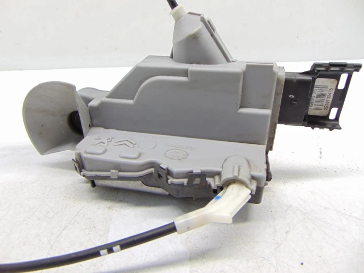 ZAMEK DRZWI PRAWY PRZÓD PEUGEOT 5008 006234