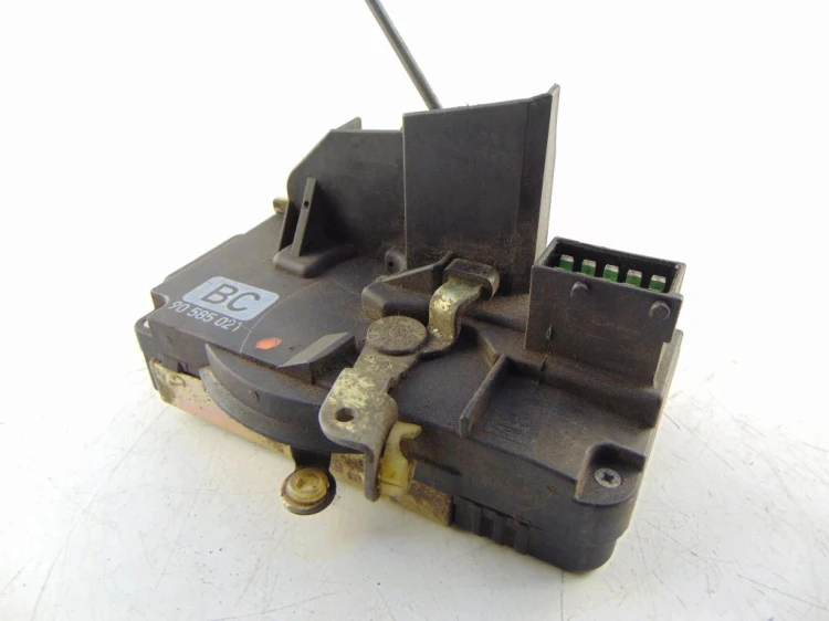 ZAMEK DRZWI LEWY PRZÓD OPEL VECTRA B 2.0 16V 90585021
