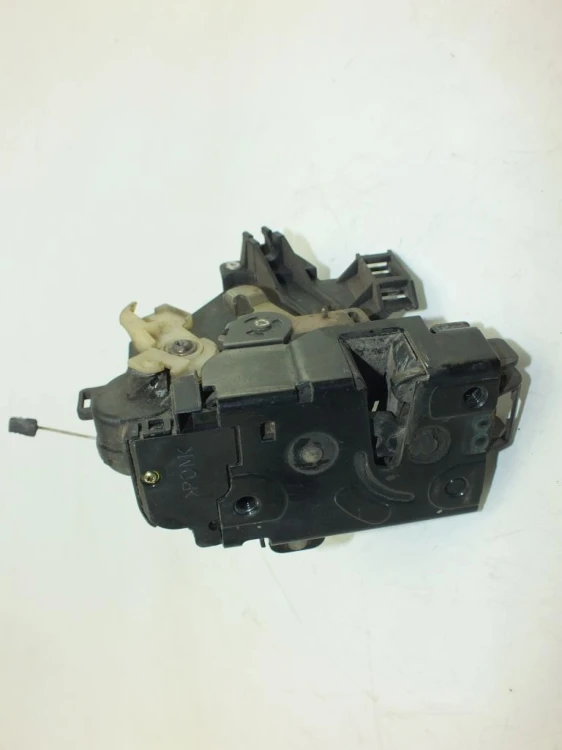 ZAMEK DRZWI LEWY TYŁ VOLKSWAGEN GOLF IV 1.6 SR