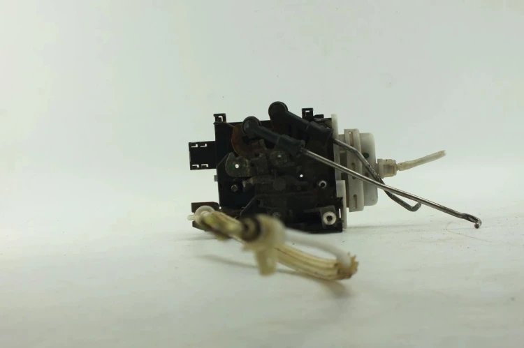 ZAMEK DRZWI PRAWY PRZÓD AUDI A6 C4 4A1837016