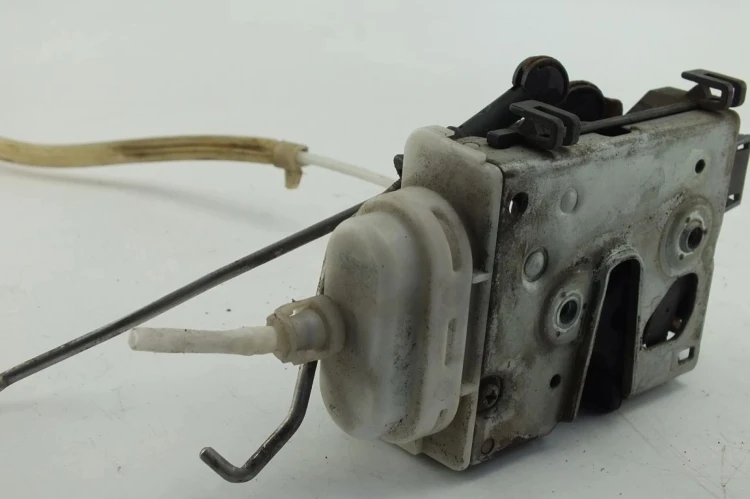 ZAMEK DRZWI PRAWY PRZÓD AUDI A6 C4 4A1837016