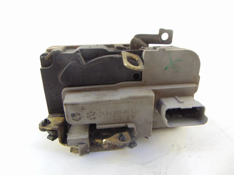 ZAMEK DRZWI PRAWY PRZÓD PEUGEOT 206 (1998-2002) 1.4 8V