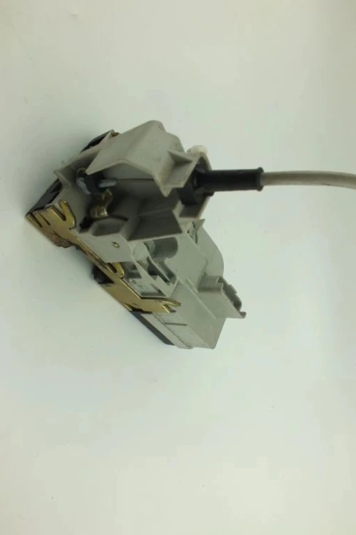 ZAMEK DRZWI PRAWY PRZÓD PEUGEOT 307 (2001-2005) 1.6 16V