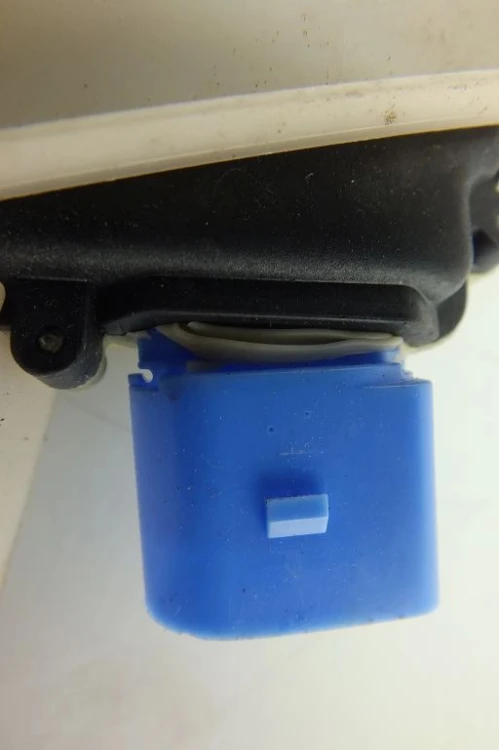 ZAMEK DRZWI PRAWY PRZÓD VOLKSWAGEN POLO IV LIFT (2005-2009) 1.2
