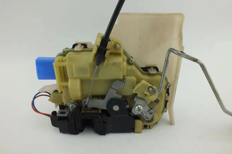ZAMEK DRZWI PRAWY PRZÓD VOLKSWAGEN POLO IV LIFT (2005-2009) 1.2