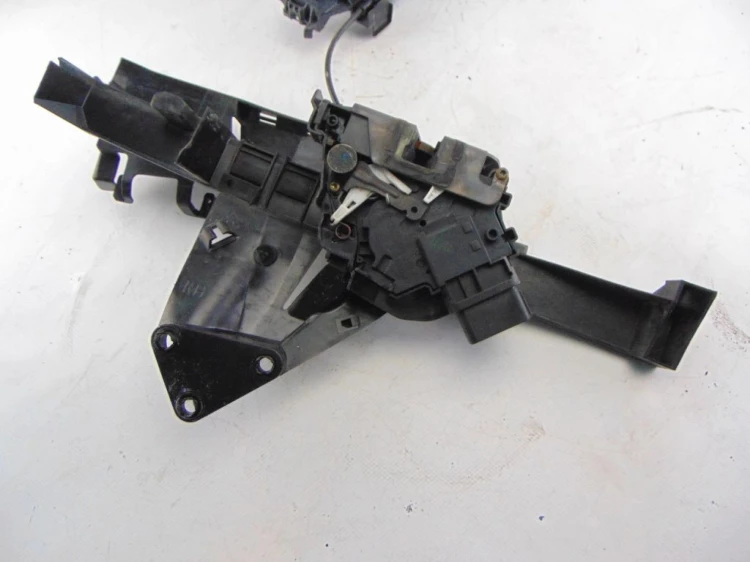 ZAMEK DRZWI PRAWY PRZÓD FORD FOCUS MK2 (2004-2011) 2.0 TDCI