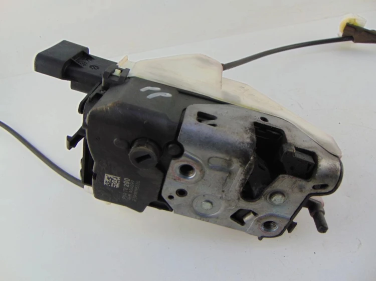 ZAMEK DRZWI PRAWY PRZÓD PEUGEOT 3008 1.6 THP