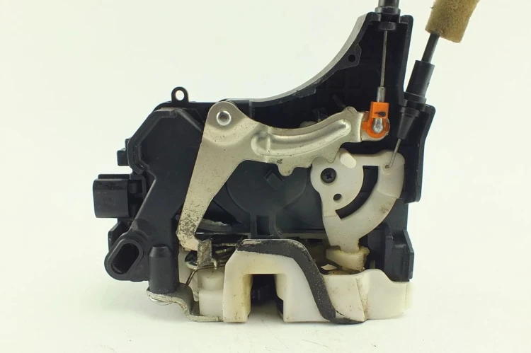 ZAMEK DRZWI PRAWY PRZÓD MITSUBISHI OUTLANDER II (2006 - 2013) 2.0 DI-D