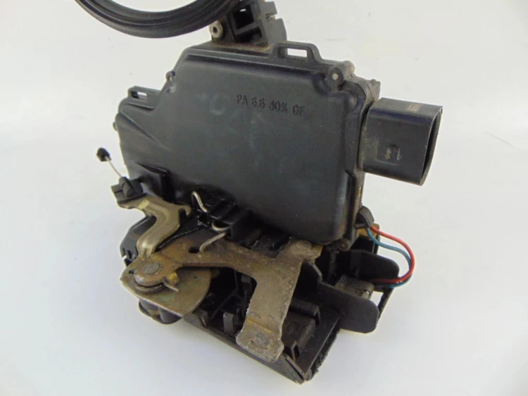 ZAMEK DRZWI PRAWY PRZÓD VOLKSWAGEN GOLF IV 1.6 SR