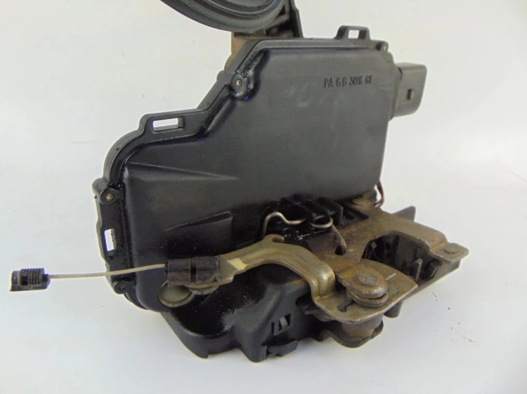 ZAMEK DRZWI PRAWY PRZÓD VOLKSWAGEN GOLF IV 1.6 SR